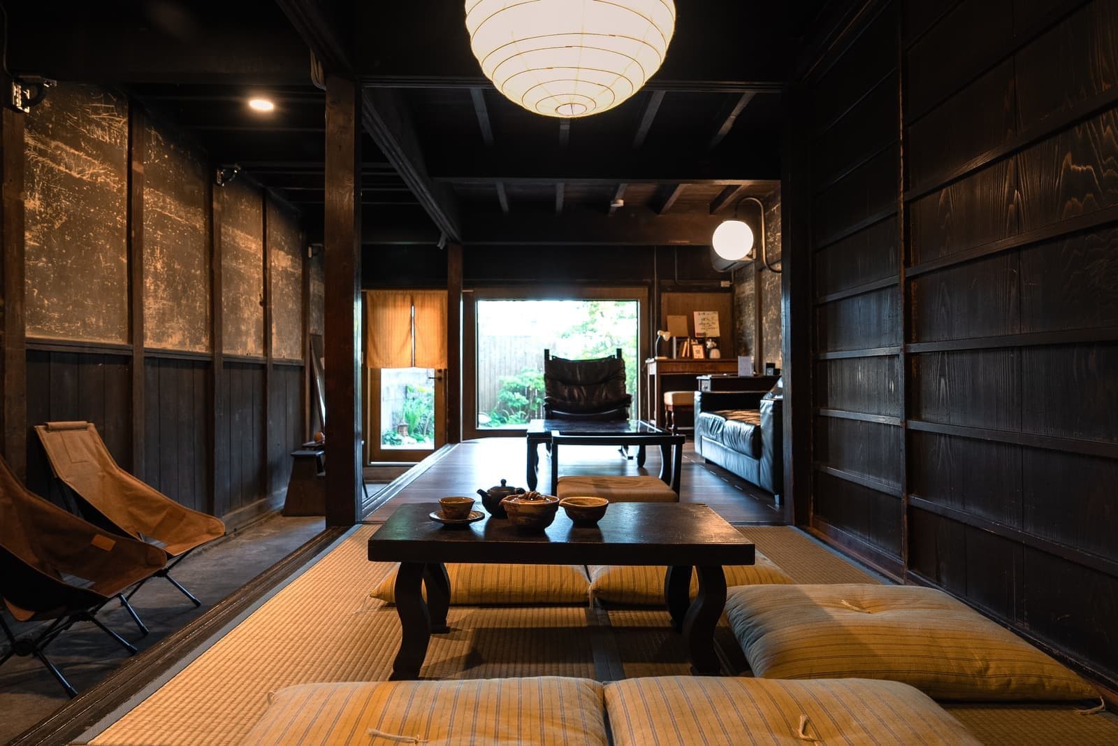 清々庵 — 黒く艶のある梁、その先に庭